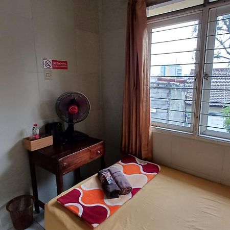 ホテル Kost Carmelia Syariah Baranangsiang ボゴール エクステリア 写真